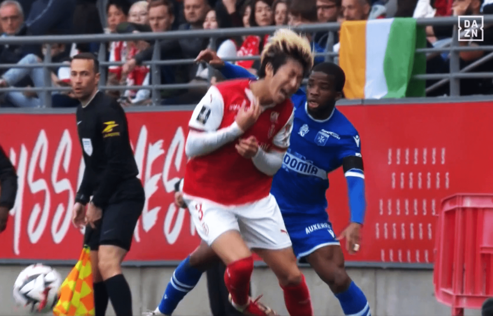 「うわぁー！」日本代表SB、“危険ハイキック”被害で絶叫悶絶…スタジアムは大ブーイング→関根大輝をファン心配「大丈夫？」