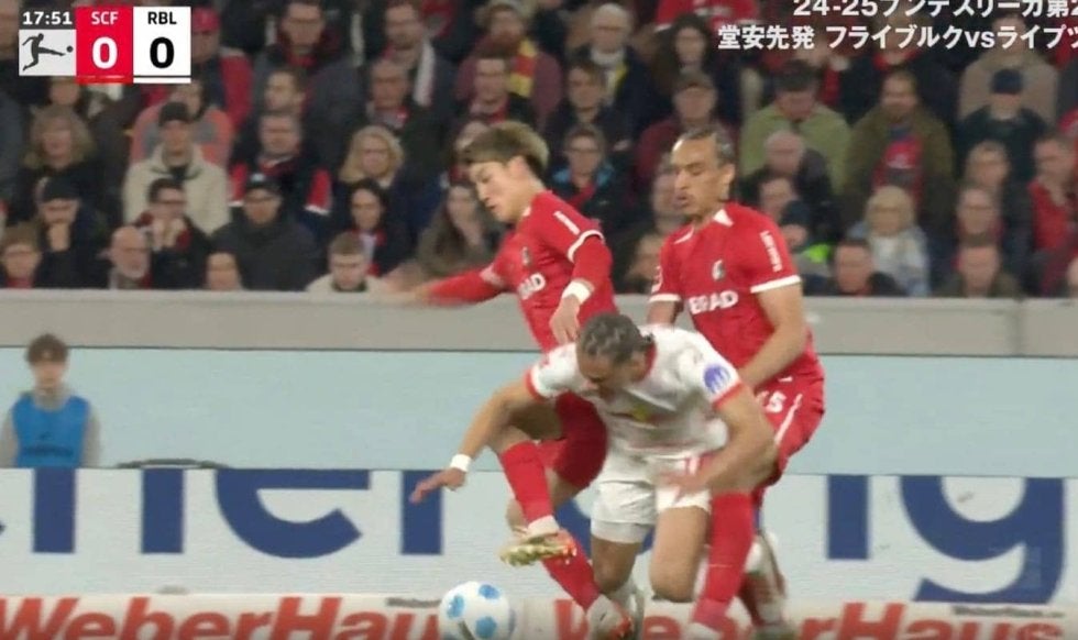 スタジアム騒然！ 堂安律、強烈すぎる“ハードタックル”炸裂の瞬間 “スペインの至宝”を挟み込んで潰す… 悶絶転倒させた決定的な一撃