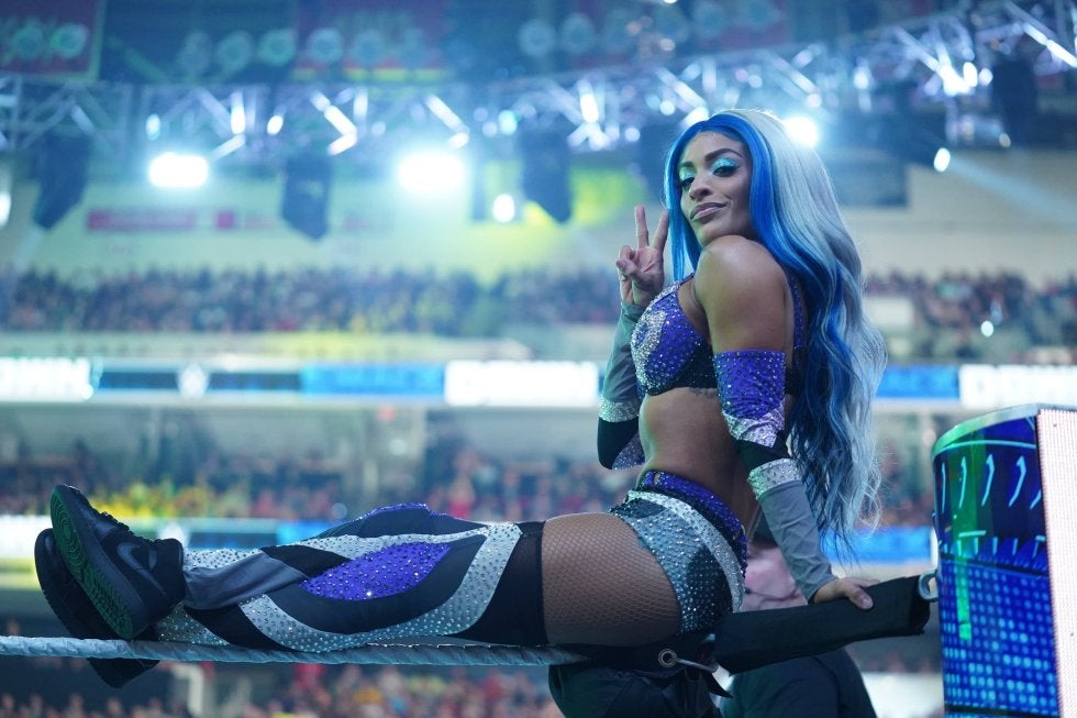 「バキバキだ」コスプレで人気の女子レスラー、“素の姿”で圧巻シックスパックを披露…「縦線くっきり」肉体美にファン騒然