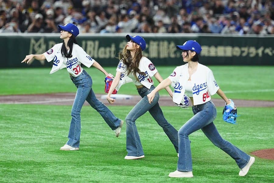 ド軍戦始球式に“日本人美女”「MISAMO」 モモがノーバウンド投球…へそ