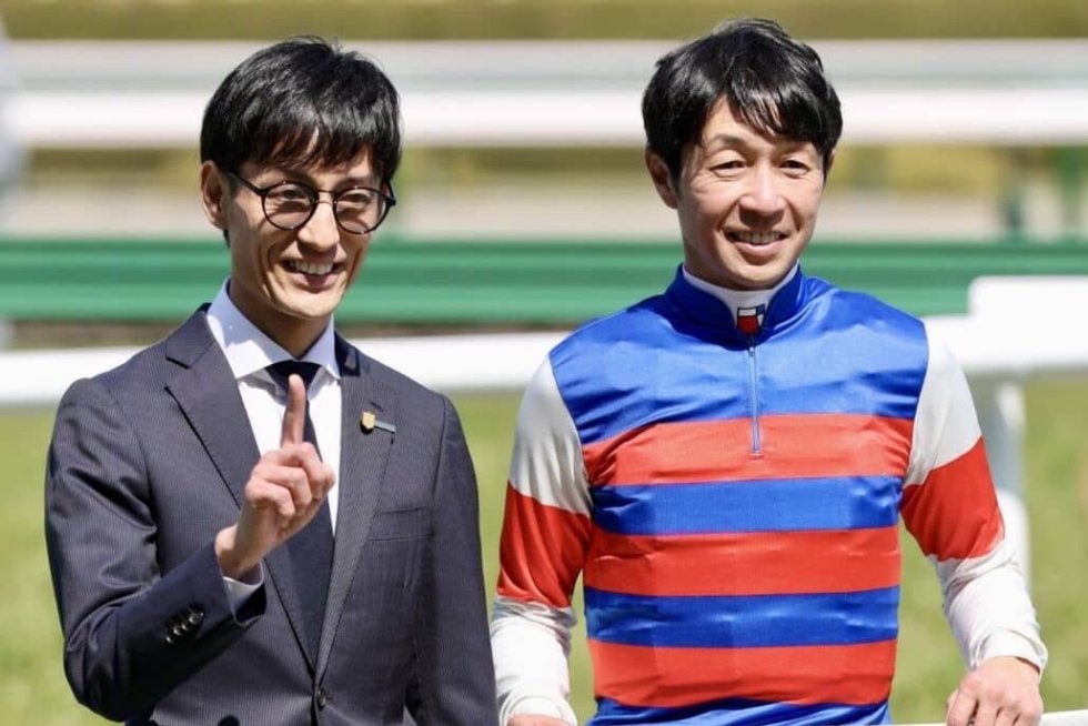 【レア当選品】 秋山真一郎　騎手　直筆　サイン入り　ゴーグル　競馬 Amazon.co.jp: 当選品 秋山真一郎 騎手 直筆 サイン入り