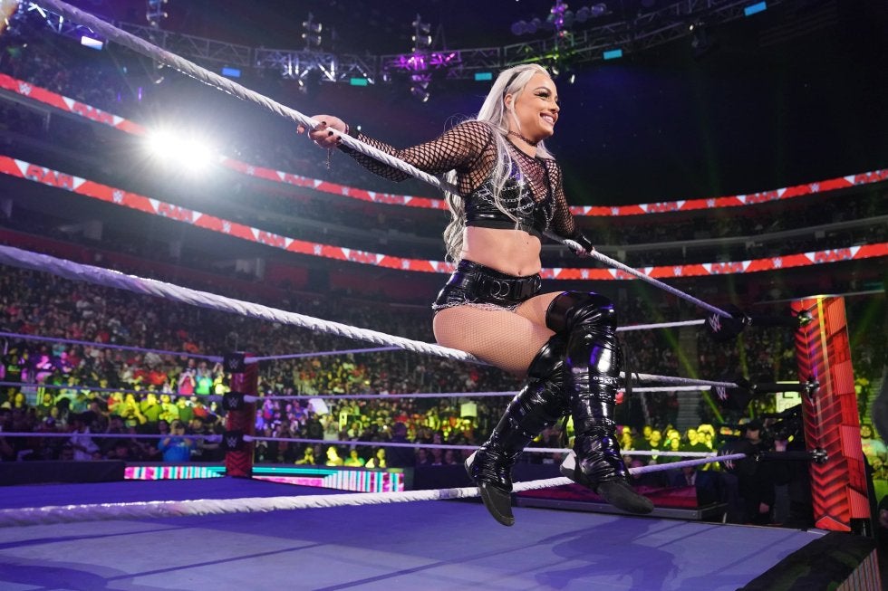 人気“悪女”レスラーがクオリティ高すぎの「神アート」に…ファンが思わずひざまずいて拝むシュールな姿が大反響