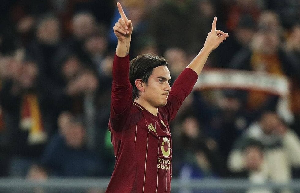 手術を受けたディバラが松葉杖姿でロンドンから帰還！｢僕は元気だよ、みんなありがとう｣