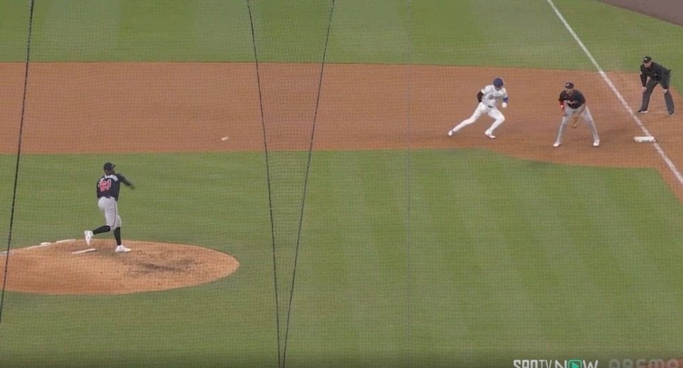 何が起きた…？ 大谷翔平、イライラ走塁で“まさかの展開”「リードしすぎw」 相手投手が痛恨ミス…牽制悪送球「大谷さん揺さぶりすぎ」