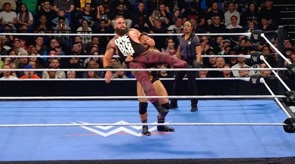 ウソだろ？ 2メートル超え“巨獣”レスラーをぶん投げた！ 大人気レスラー“火事場の馬鹿力”で巨体が宙を舞った瞬間「よく持ち上げたな」