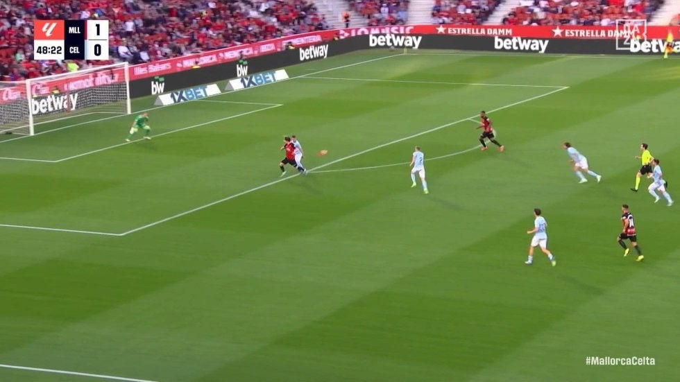 「浅野がうますぎる件」一体何した？浅野拓磨、技巧トラップでトリッキー過ぎるヒールパス！「ちょっと信じられないくらい」華麗なチャンスメイクシーンが話題に