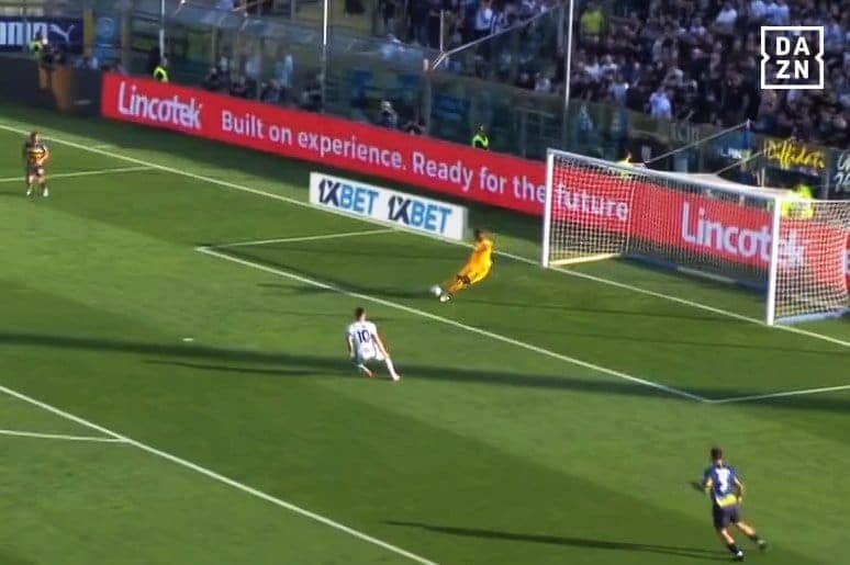 「64億円の市場価値」鈴木彩艶の“ドンピシャ高速パス”に騒然！「精度ヤバすぎ」「技術的スキルを発揮」現地メディアやファンが絶賛した瞬間