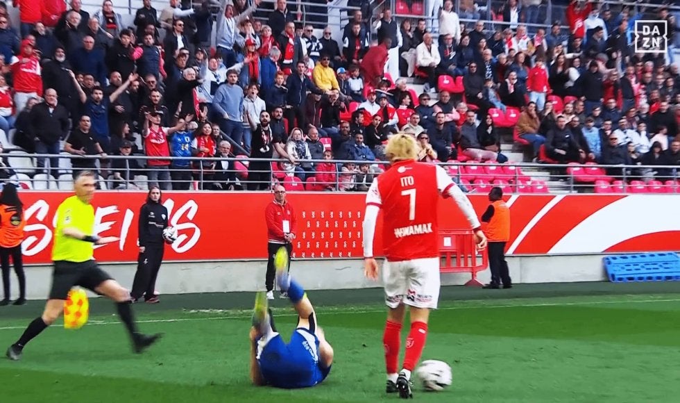 衝撃…伊東純也がブチギレ！「頭から倒れそうに…」「キレるのもわかる」「ノーファウルは絶対におかしい」“悪質タックル”に報復プッシュ→退場者２人の乱闘勃発