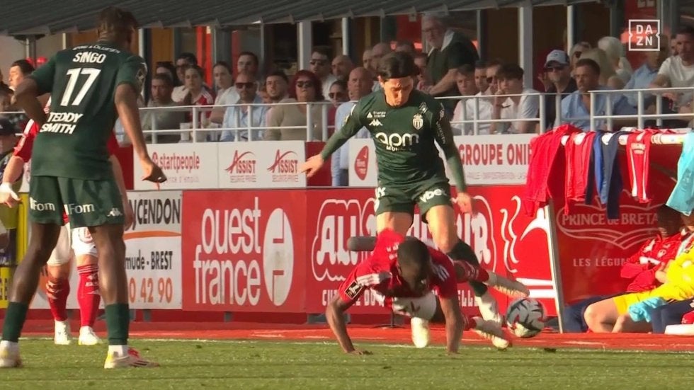 二度見するわ！南野拓実、鬼の“3度追い”プレスバック→相手を吹っ飛ばす強烈タックル炸裂も「太ももえぐい！」「足ごっついな」当たり負けしない圧巻筋肉にファン注目