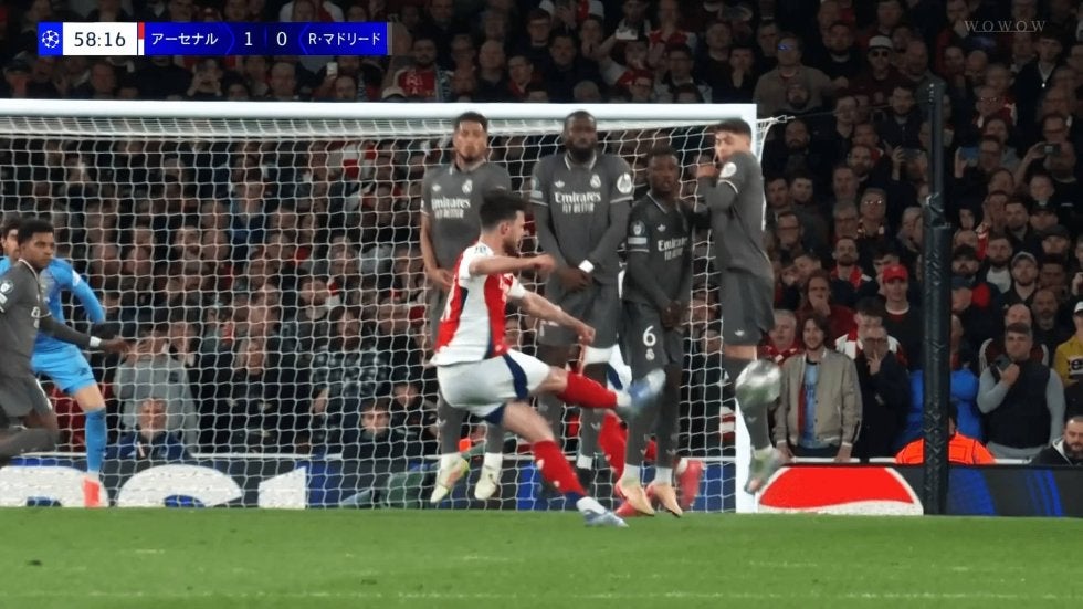 驚愕！ アーセナルMFの“ブーメランFK弾”にSNS騒然「曲がり方が凄すぎる」「メッシの右バージョン」「なんだありゃ」ライスが最強GK唖然のゴラッソを叩き込んだ瞬間