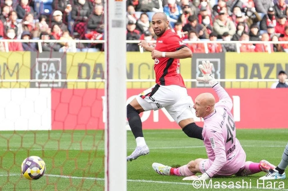 安藤智哉を振り切ってシュートを放った｢レベルが高い｣FW、｢物足りない｣のは攻守のキーマン【福岡戦で分かった｢12位・浦和｣浮上を妨げる大問題】(1)