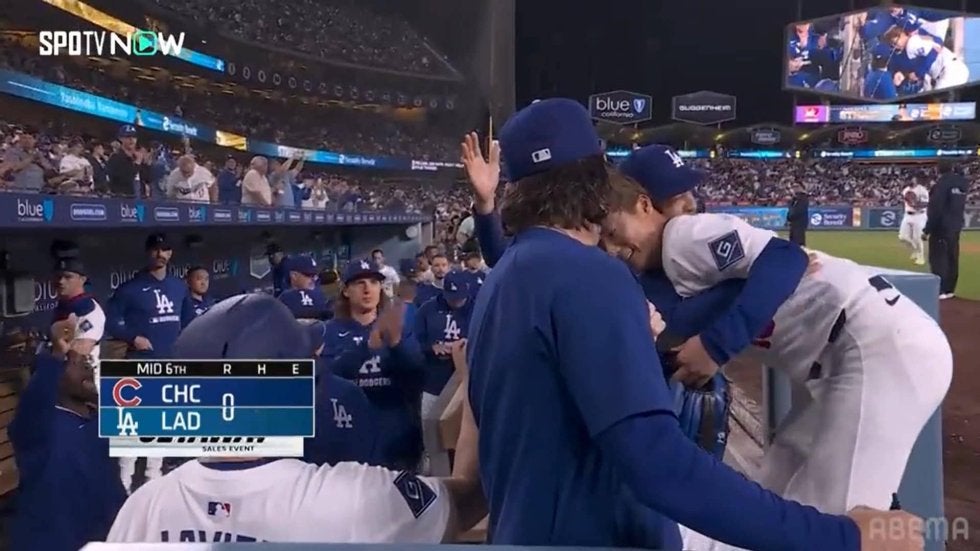 愛が強すぎる？ロバーツ監督、好投・山本由伸への熱烈ハグが話題「そりゃ抱きしめちゃうよね」「パパじゃん…」