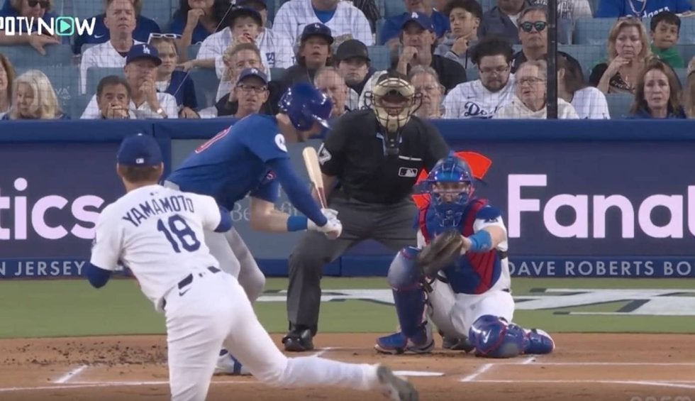 球場騒然！ 山本由伸にいきなり“ドン引き”「エグいな」 相手打者が手が出ない… “完璧すぎる1球”で見逃し三振「ビタビタだな」