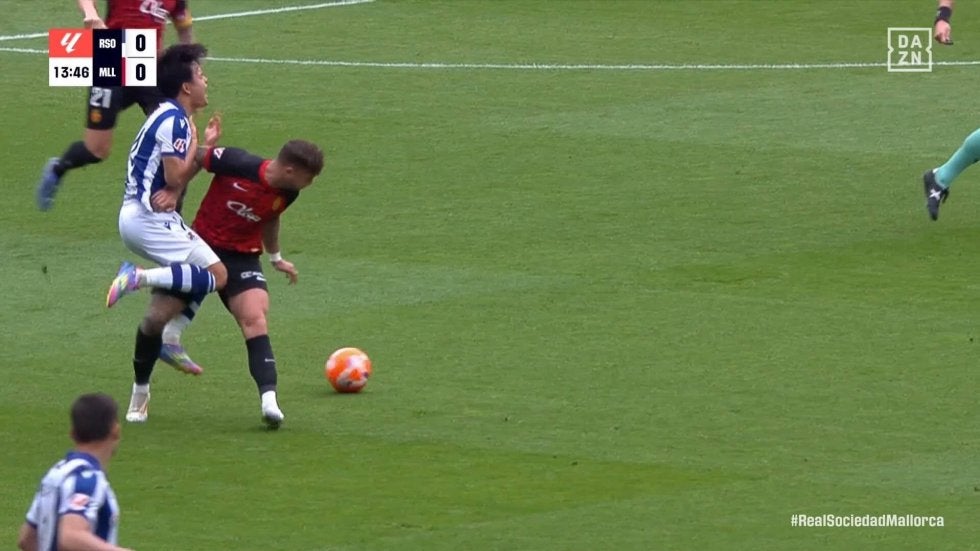 ふざけるなよ！久保建英の体を狙った悪質過ぎる強烈タックル！「これでカードなしかよ！」プロレス並みガッツリ体当たりでぶっ飛ばされた瞬間