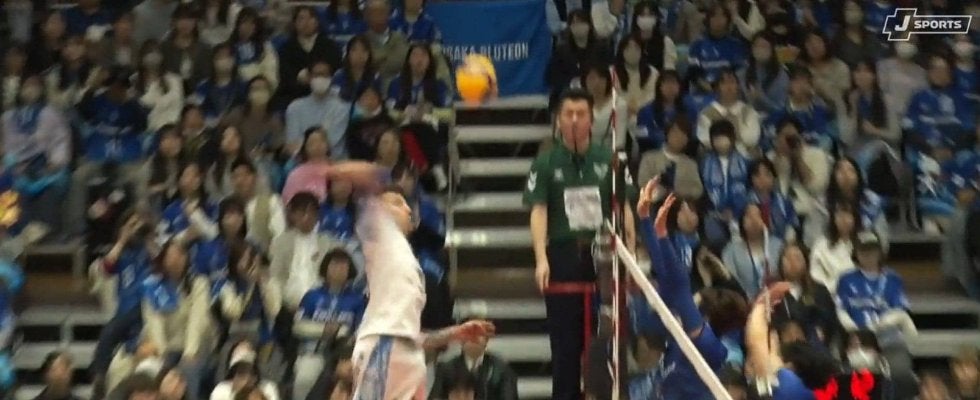 男子バレーで少年も“ドン引き”の超鋭角スパイクが炸裂！ カメラが捉えたボールボーイ“素”のリアクション