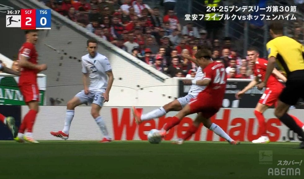 衝撃の３％！ 堂安律の“股抜きスーパーゴール”に現地実況も大絶叫「グレイトフィニッシュ」「振り速い」「あの密集で決めるとは…」今季９得点目の決定的瞬間