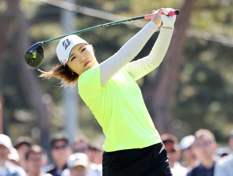 古江彩佳が初優勝の西郷真央を祝福