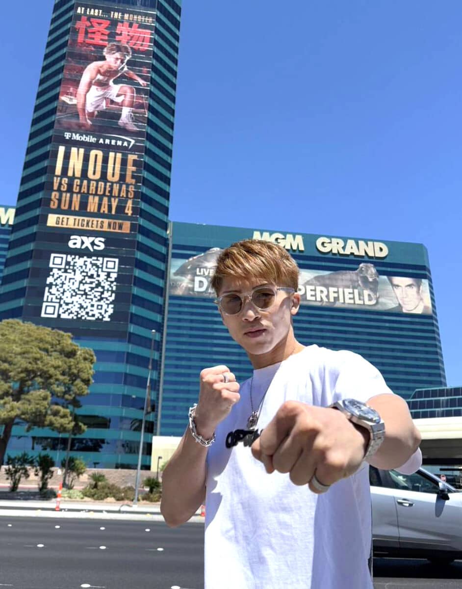 井上尚弥 広告前でファイティングポーズ