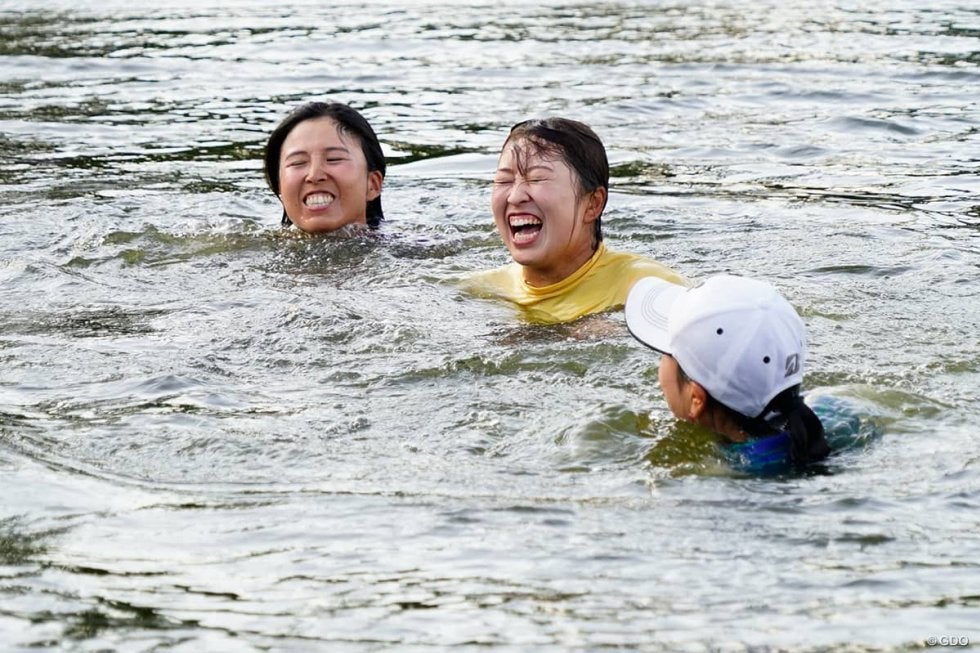 西郷真央が大会恒例“ビクトリーダイブ”