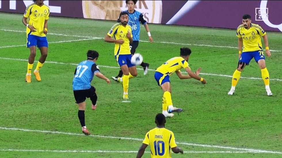 衝撃ゴラッソ！ 川崎MFの“超絶ボレー弾”が話題騒然「ロナウドよりロナウドやん」「ワールドクラス」「めちゃくちゃ難しい」伊藤達哉が敵地沈黙の決定的一撃【ACLE準決勝】