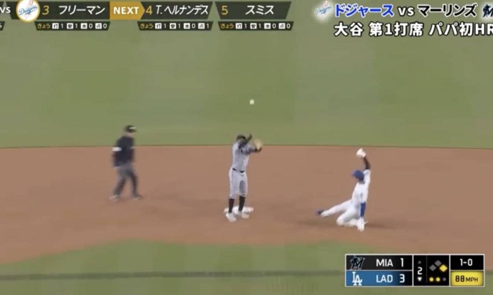 どうした…？  大谷翔平の足で“異変”「ヤバいな」「盗みすぎ」 相手野手陣が大混乱… 痛恨の送球ミス→あっさり“爆速盗塁”