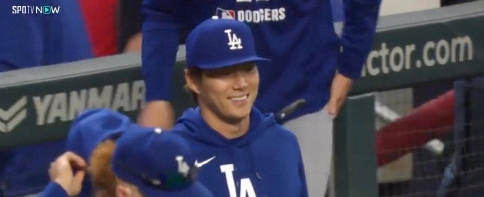 「ほんとお疲れ」山本由伸、中断ゲームで勝利に「ほっ」 ぐったり笑顔でチームメイトに労われる…中継カメラが捉えた一コマ