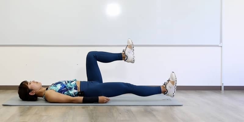 ゆっくり足を曲げ伸ばしするだけ！下っ腹に効く「スロー腹筋トレーニング」