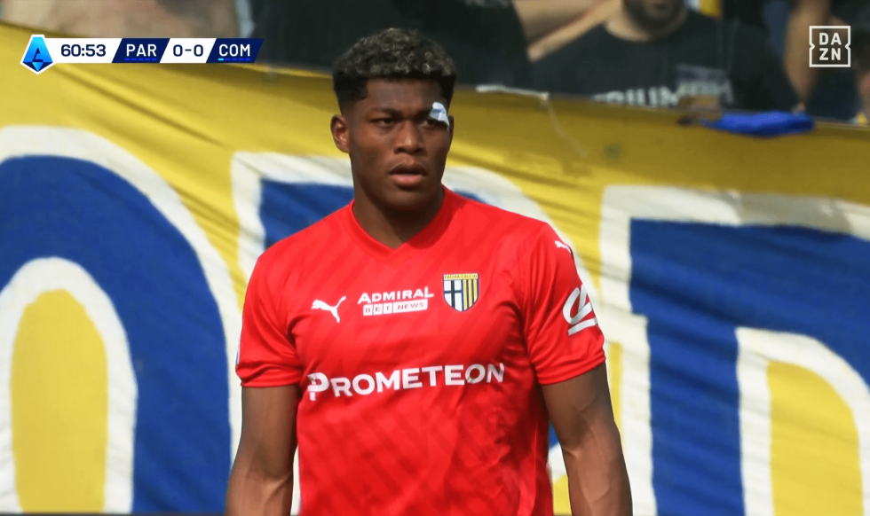 軽く蹴ったのに…鈴木彩艶の“70m低弾道フィード”で敵陣カオス！「飛び