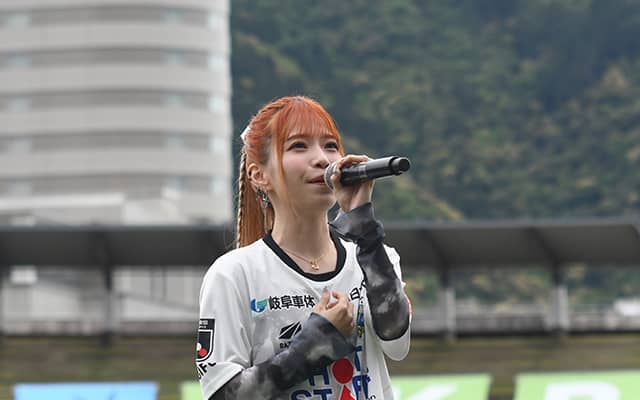 亜咲花さん「すごく夢のような瞬間」 J3岐阜の「競馬DAY」でライブや騎手と共演