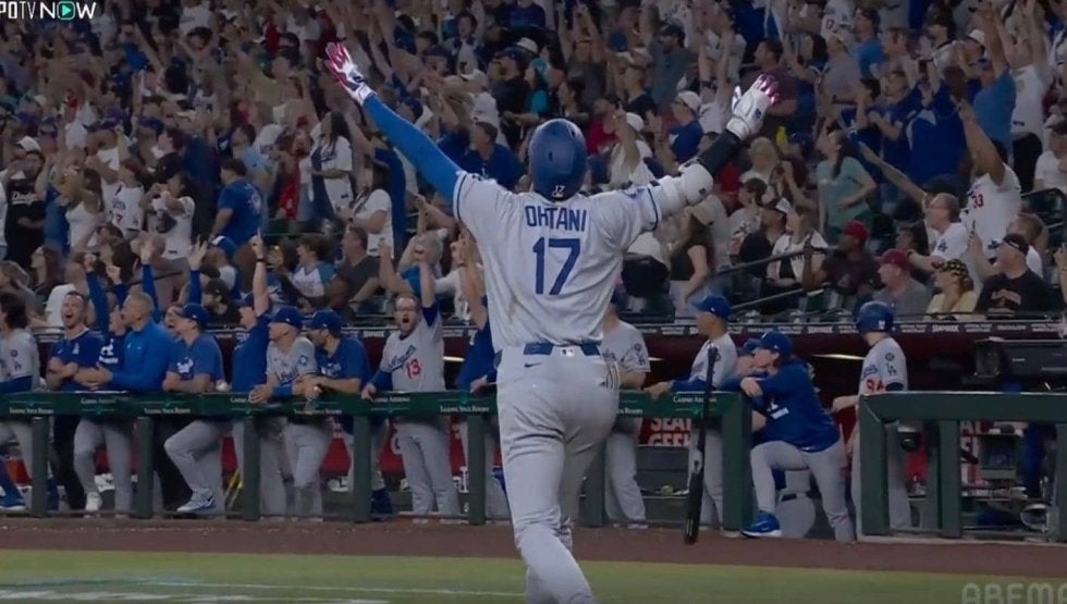 球場大騒ぎ！大谷翔平、とんでもない“バットぶん投げ”「ヤバい」「どこ行ったw」182キロ爆速弾丸アーチ→ゆっくり“確信歩き”万歳ポーズ「これはスーパースター」