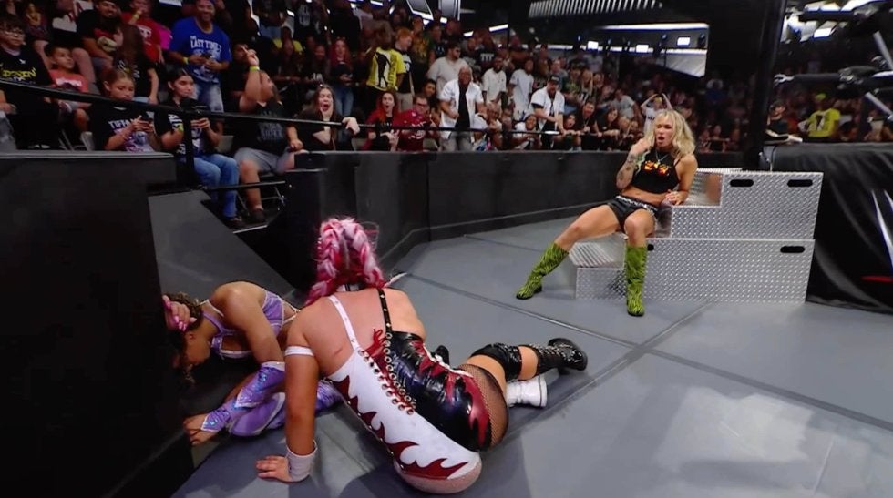 「野蛮すぎる」女子レスラーの“壁ドン”でバリケードが崩壊…衝撃タックルに味方も観客も「ドン引き」の一部始終