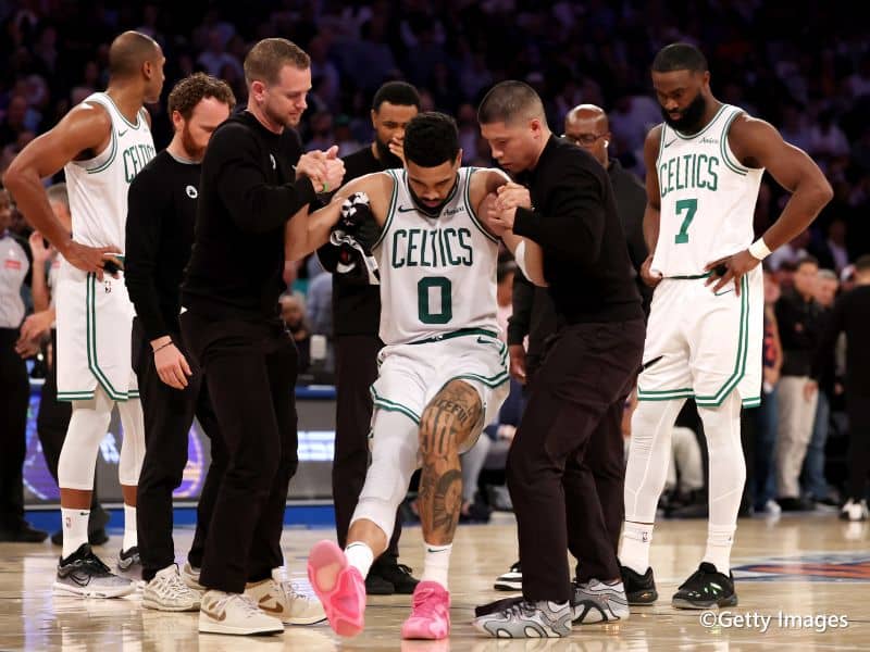 アキレス腱断裂のジェイソン・テイタム…”アイドル”コービーとの奇妙な一致が話題に