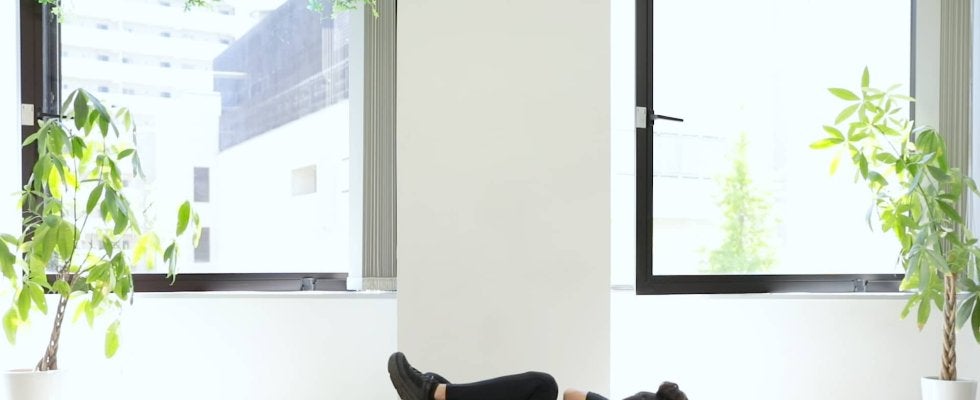 脇腹をがっつり絞る「ツイストクランチ」の効果と正しいやり方