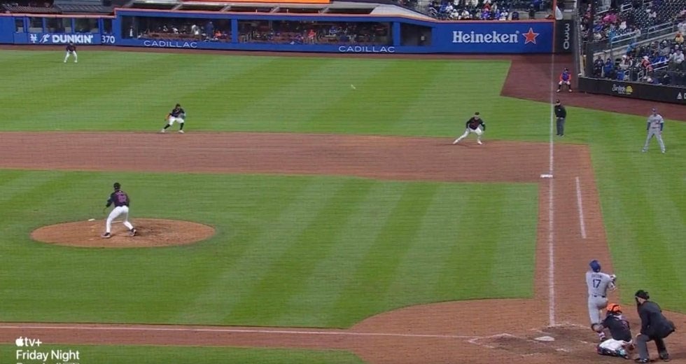 球場騒然！ 大谷翔平、爆速弾丸ヒットで“まさかの光景”「捕れるわけない」167キロ強烈ライナー→野手の頭上を“秒で通過”「一瞬消えた？」