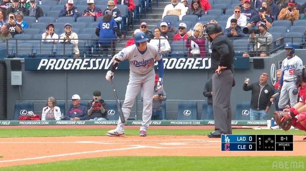 「ねぇ聞いてよ」大谷翔平が自打球で悶絶も…審判が寄り添う“ほっこり一幕”が話題「やさしい」「いいね」