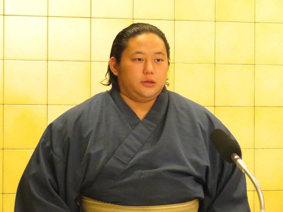 三田が骨折した左手の手術成功と明かす