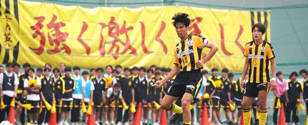 伝統の「14番のキャプテン」を託された17歳の覚悟。前橋育英高校・竹ノ谷優駕が明るくしなやかに発揮するリーダーシップの行方  【NEXT TEENS FILE.】