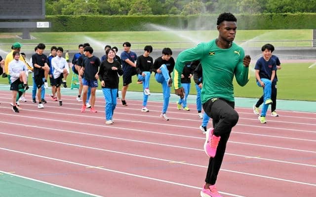ジャマイカの高校生スプリンター、鳥取の高校陸上部と練習「はやっ」