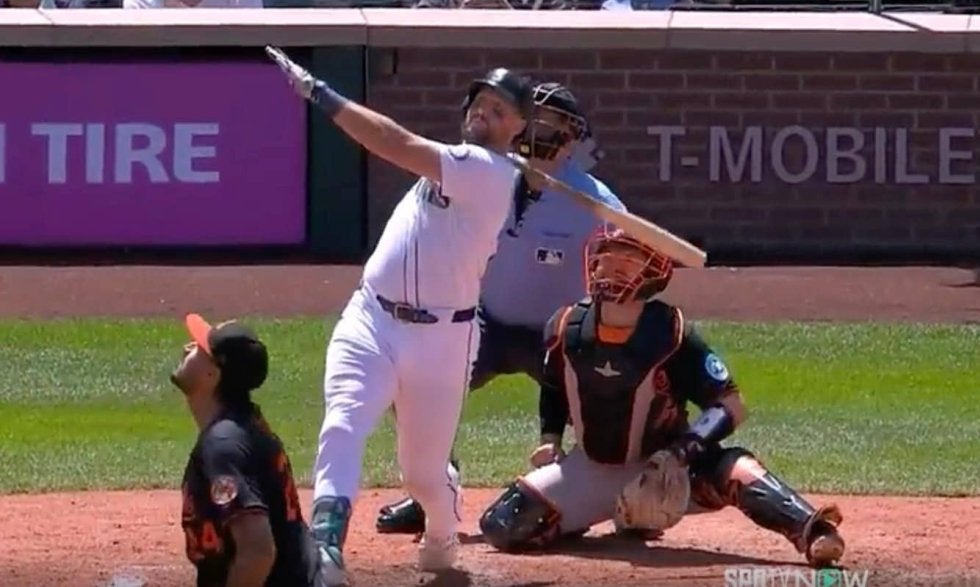 なんだこれは…？ “打ちすぎる両打ち捕手”の特大打球が落ちてこない「漫画かよw」 マ軍ローリー、MLB単独トップ24号にファン騒然「バケモノやな」