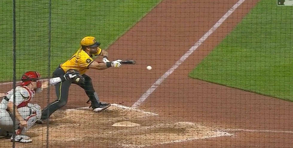 どうなってんだよ！ 信じられない絶妙バントで“まさかの展開”「漫画やんw」 相手バッテリー“ドン引き”…ライン上をギリギリ転がす“神業”が話題に