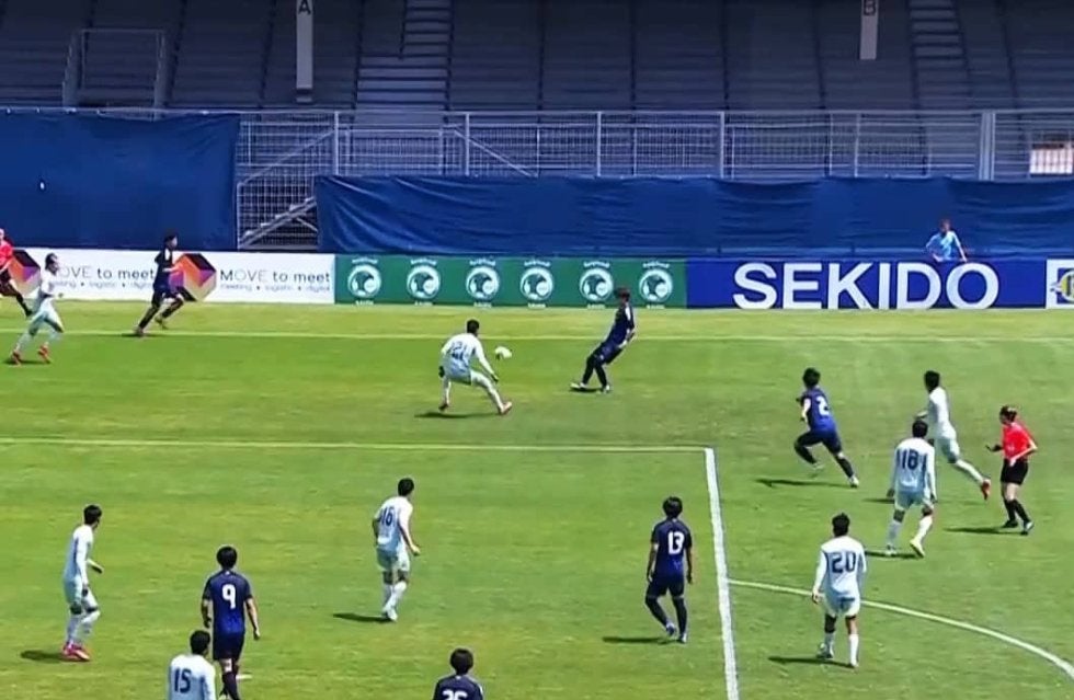 「センスありすぎる」日本代表10番の“圧巻バックスピンパス”にファン感嘆！「痺れたわ」「ダイレクトがかなり効いた」大関友翔が技ありプレアシストで先制点演出