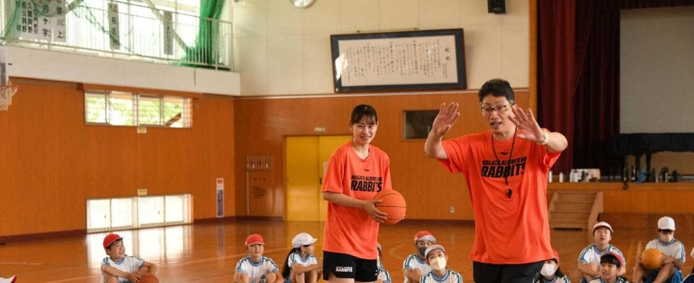 【バスケ】新潟BBラビッツが小学校で指導と講話「元気がすごくて楽しかった」山瑞美子副主将
