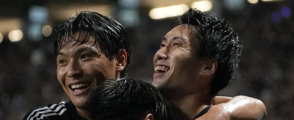 ｢背番号10｣の新キャプテンの下、｢代表デビュー｣の若武者たちが大暴れ！　｢怒涛の6ゴール｣で完勝も｢見たかった｣“シュートの魔術師”の左斜め45度