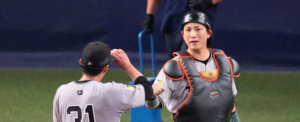 【巨人】小林誠司が５回から途中出場し今季初出場　名前アナウンスされると割れんばかりの大歓声