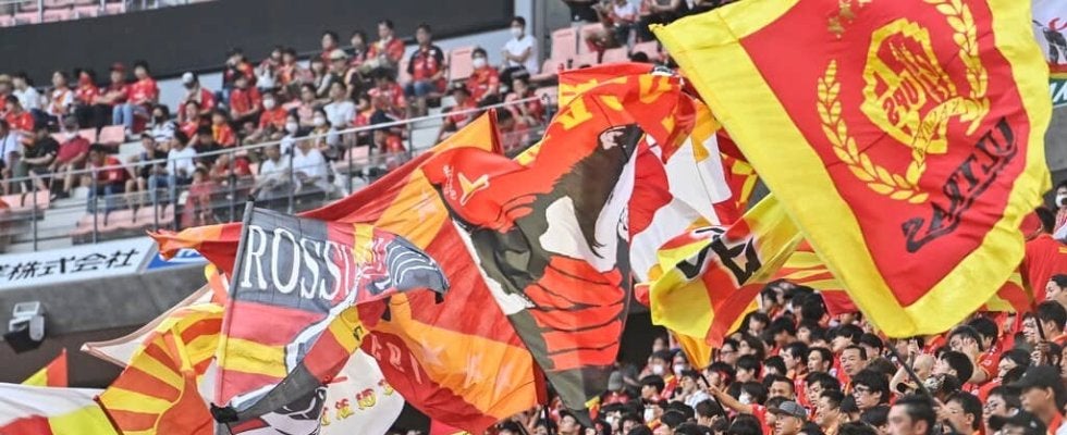 ｢やば!かわいすぎて優勝や!」J1名古屋の勝利の女神“弾丸観戦”カチューシャショットに反響！｢女神がメインスタンドにいたんだ｣｢天皇杯まで現地観戦とは｣の声