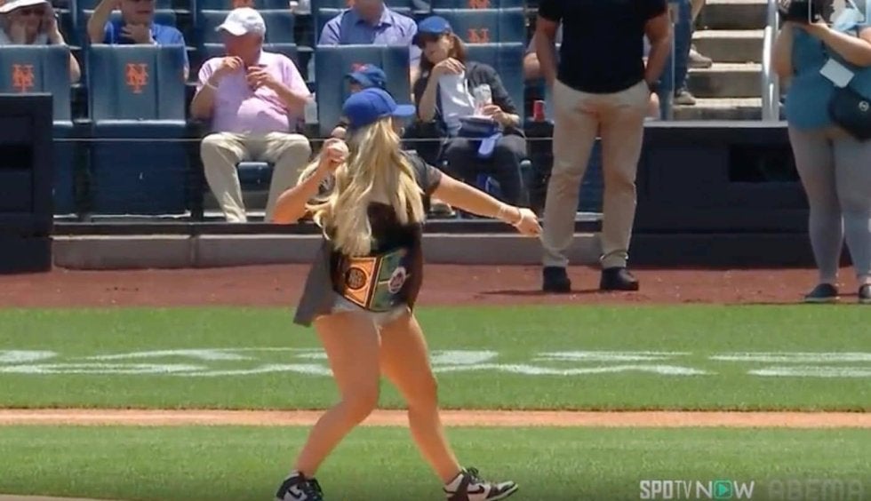 “筋肉バービー人形” WWE女子王者、ノーバン投球で“まさかの展開”「スゴすぎる」 独特なフォーム→とんでもないボールを投げてしまう