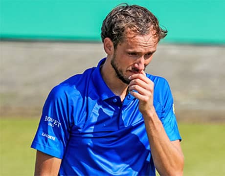  痛恨ダブルフォルト3本で敗退 