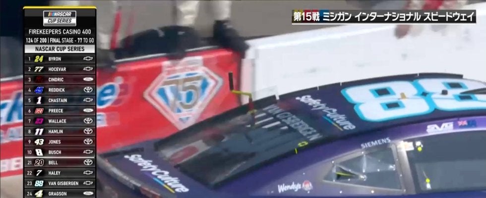 何か刺さっている！？シボレーに「抜き忘れ」で珍事 「あんなに豪快にバックしちゃダメ」解説も苦笑