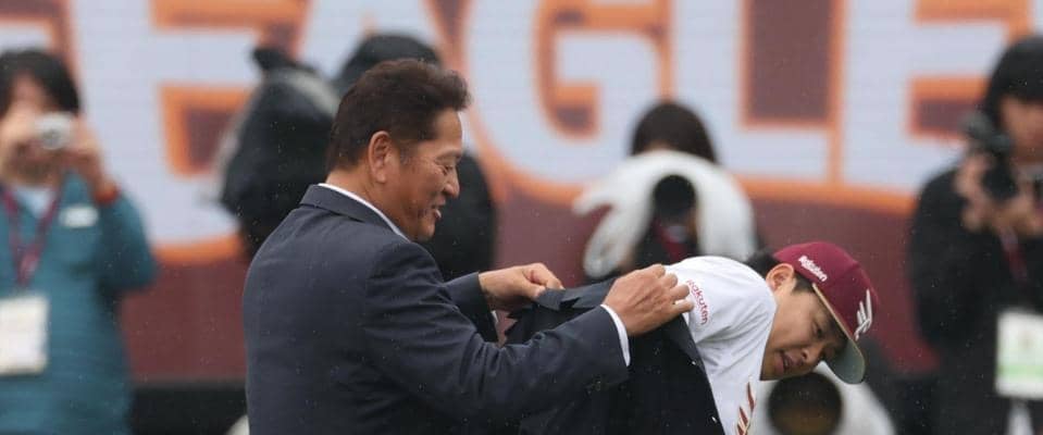 楽天・浅村栄斗に名球会ブレザー「改めて実感がわきました」　地元出身の佐々木主浩氏が授与　敵将の藤川球児監督からは花束が贈られる