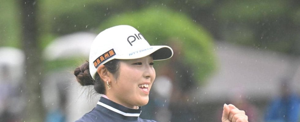 佐久間朱莉が２位浮上「女子ゴルフの神様」から優勝ジャケットもらうぞ！雨風なんのノーボギー68